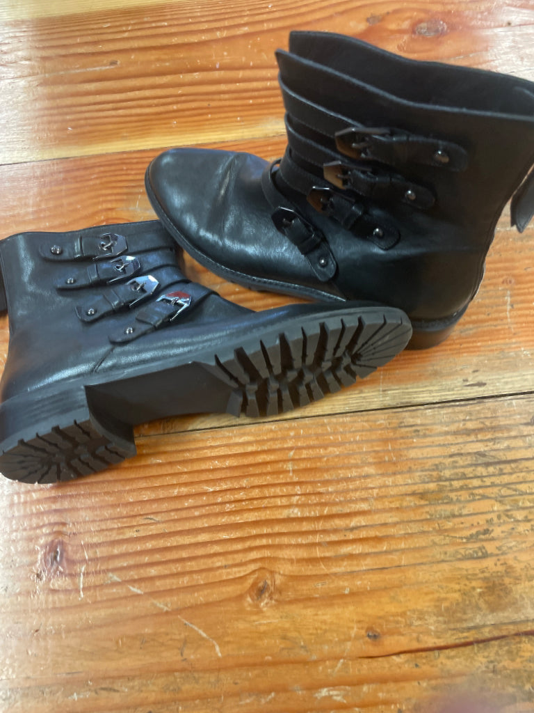 Stuart Weitzman Jitterbug Ankle Moto Boots NWOB Size 9M Black Leather SB1